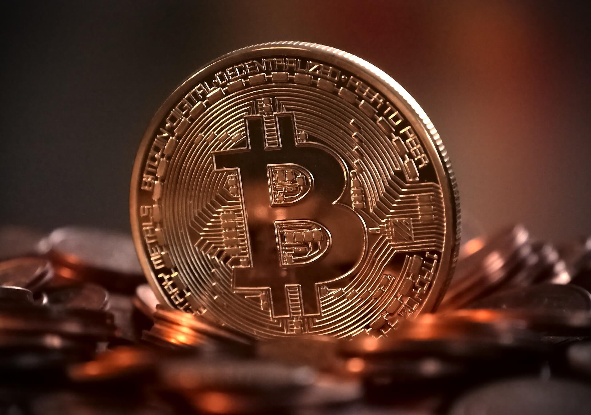Bitcoin po raz pierwszy w historii kosztuje ponad 100 tys. dolarów •  Wszystko co najważniejsze