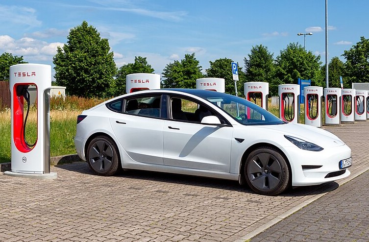 Tesla najchętniej kupowanym elektrykiem w Polsce