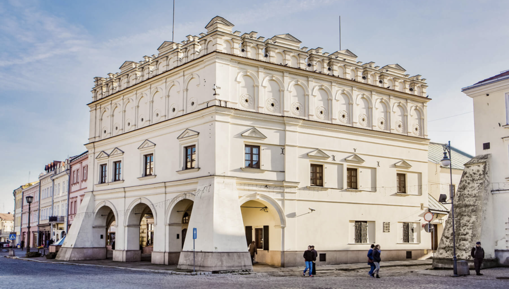 Siekierkę z epoki brązu sprzed prawie 3 tys. lat oraz dwa kilkusetletnie żelazne topory będzie można wkrótce oglądać na wystawie w Muzeum w Jarosławiu Kamienica Orsettich. Artefakty zostały odkryte w zeszłym roku w okolicach Jarosławia, a potem trafiły do zbiorów jarosławskiego muzeum. Czy o Jarosławiu możemy mówić - archeologiczne Eldorado?