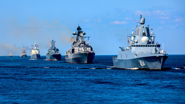 Około 10 okrętów NATO weźmie udział w misji ochrony infrastruktury podwodnej na Bałtyku. Będą przepływać w pobliżu kabli i innych instalacji, aby zmniejszyć ryzyko kolejnych aktów sabotażu w regionie. Pierwsze okręty pojawią się na morzu pod koniec tygodnia, a operacja ma potrwać do kwietnia 2025 roku – podało fińskie radio Yle.