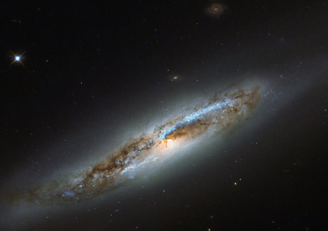 Teleskop Hubble'a uchwycił szczególną galaktykę spiralną w gwiazdozbiorze Panny