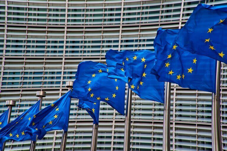 Kierownictwo Parlamentu Europejskiego odrzuciło wniosek frakcji Europejskich Konserwatystów i Reformatorów, by miała miejsce minuta ciszy dla Charliego Kirka. Fakt ten został skrytykowany przez prawicowych europosłów.