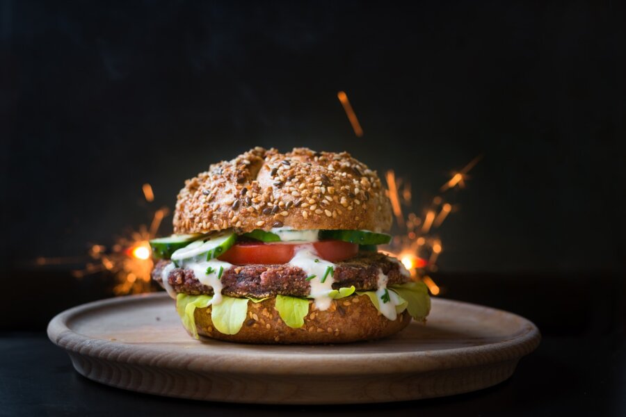 Ludzie chętniej wybierają mięso niż jego roślinne alternatywy np. burgery vege, ale tylko do momentu, kiedy te drugie są droższe lub w podobniej cenie - ustalili badacze z Uniwersytetu Marcina Lutra w Halle-Wittenberg. Ich badanie na grupie 2100 Amerykanów pokazało, że niewiele jest osób, które mimo atrakcyjnej ceny wegańskich odpowiedników nie zdecydują się na nie.