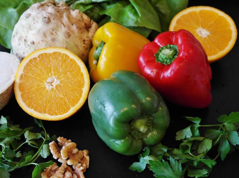 Bogate w związki bioaktywne produkty spożywcze, tzw. superfoods odgrywają ważną rolę w zapobieganiu chorobom cywilizacyjnym - przekonują naukowcy. Namawiają, by zamiast egzotycznej żywności wybierać lokalne produkty - np. owoce jagodowe, warzywa kapustne, orzechy, kasze i kiszonki.
