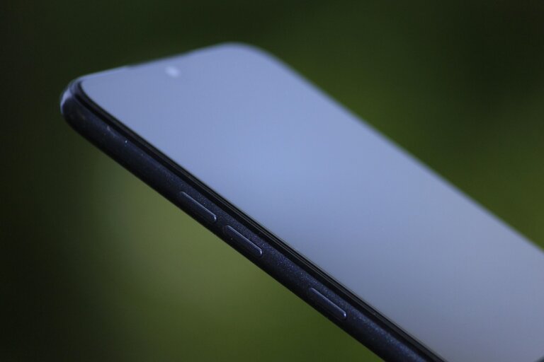 Nie ma planów wprowadzenia zakazu ani ograniczenia sprzętu lub oprogramowania Huawei w polskich sieciach telekomunikacyjnych - przekazało Ministerstwo Cyfryzacji. Wcześniej Komisja Europejska zaapelowała o to do krajów UE, w kontekście sieci 5G.