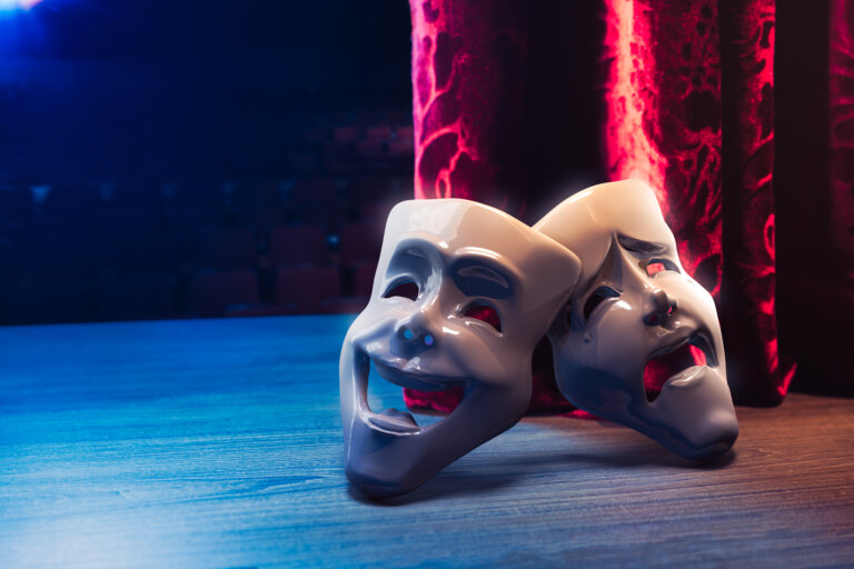 Międzynarodowy Dzień Teatru, to doskonała okazja, by zastanowić się, dlaczego teatr nie jest jedynie formą rozrywki, ale potężnym narzędziem kształtującym nasze myślenie. Nie chodzi tylko o piękno inscenizacji, kunszt aktorów czy poruszające dialogi. Teatr ma moc burzenia schematów, prowokowania do refleksji i zmiany perspektyw.