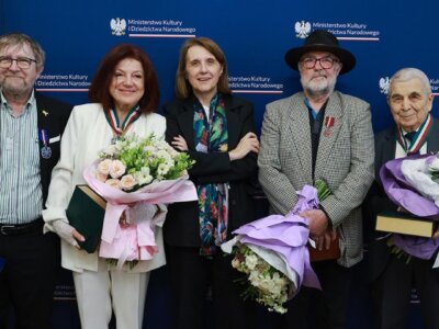 Urszula Dudziak i Jerzy Więckowski ze złotymi medalami "Gloria Artis"
