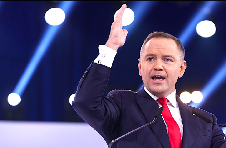 Kandydat na prezydenta Karol NAWROCKI poinformował na platformie X, że administracja Donalda Trumpa wycofała się z przepisów odnośnie dyfuzji sztucznej inteligencji. Obowiązywały one od stycznia bieżącego roku, a wprowadził je ówczesny prezydent Joe Biden.
