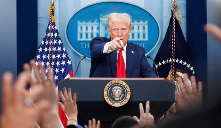 Prezydent USA Donald Trump poinformował, że nakazał opuszczenie flag państwowych do połowy masztu, by uhonorować zmarłego papieża Franciszka. Dodał, że papież był