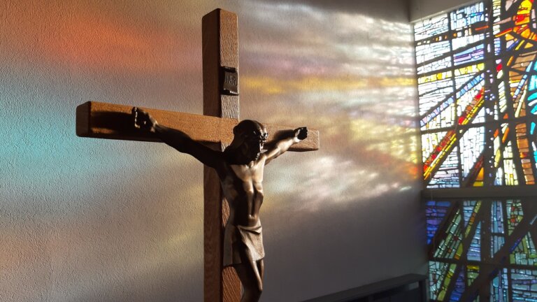 W Wielki Piątek Kościół katolicki nie sprawuje mszy św. W świątyniach celebrowana jest liturgia Męki Pańskiej, trwa adoracja krzyża, któremu oddaje się cześć przez uklęknięcie – jak Chrystusowi Eucharystycznemu. Jest to dzień postu ścisłego.