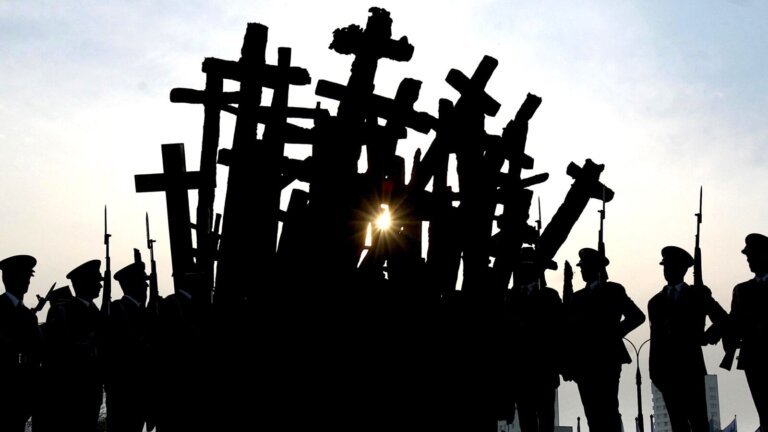 Decyzja o zbrodni katyńskiej zapadła na najwyższym szczeblu władz ZSRR. Zamordowanie polskich jeńców wojennych oraz przetrzymywanych od agresji na Polskę urzędników, polityków i przedstawicieli inteligencji było następstwem przemyślanych przygotowań, a mechanizm działań przypominał mordy dokonywane przez NKWD w okresie wielkiej czystki. Czym była zbrodnia katyńska?