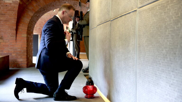 To było ludobójstwo, wymordowano z premedytacją ważną część polskiej elity - powiedział w Krakowie prezydent Andrzej Duda podczas obchodów 85. rocznicy Zbrodni Katyńskiej. Zdołali ich zamordować, ale nigdy nie zdołali wytrzeć z pamięci najbliższych i z pamięci naszego narodu ich niezwykłej bohaterskiej postawy - podkreślił.