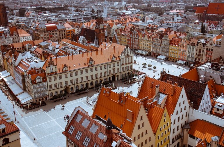 Pochodzące ze zbiorów Biblioteki Uniwersyteckiej we Wrocławiu rękopisy, starodruki, mapy i ikonografia z okresu od XIV do XVI w. można od czwartku 10 kwietnia 2025 roku obejrzeć w gmachu tej instytucji na wystawie „Od Korony Piastów do Europy Jagiellonów 1025-1525”.