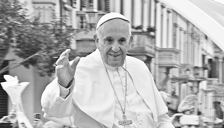 Papież Franciszek napisał w testamencie, że pragnie być pochowany w rzymskiej papieskiej bazylice Matki Bożej Większej. Testament Papieża Franciszka zakłada skromny grób w ziemi i jedynie napis: Franciscus.