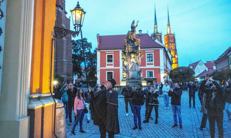 Jolanta PAWNIK: Wrocław – jedyne polskie miasto, w którym latarnie rozświetla prawdziwy latarnik