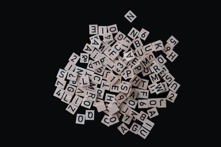 Wśród wszystkich świąt nietypowych – od Dnia Pizzy po Światowy Dzień Kota – to właśnie Dzień Scrabble zasługuje na osobne miejsce na planszy. A najlepiej: na planszy z siedmioma literkami na stojaku i jedną premią potrójnej wartości słowa. Choć wymyślona w 1931 roku przez Alfreda Buttsa, ta kultowa gra wciąż ma w sobie coś magicznego – prostotę, napięcie i satysfakcję, która przychodzi z ułożenia „QUIZZES” na podwójnej literze Z. Czyli coś, co trudno osiągnąć nawet po trzecim sezonie ulubionego serialu.