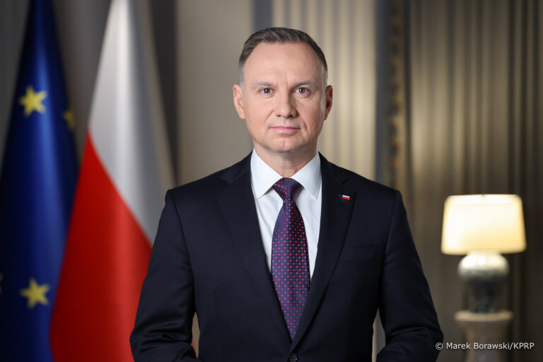 Inicjatywa Trójmorza stanowi odpowiedź na wyzwania czasu pełnego napięć i niepokojów, gdy w naszym sąsiedztwie trwa pełnoskalowa wojna; nasze działania coraz silniej skupiają się na kwestii bezpieczeństwa - powiedział prezydent Andrzej Duda na początku spotkania z liderami Inicjatywy Trójmorza.