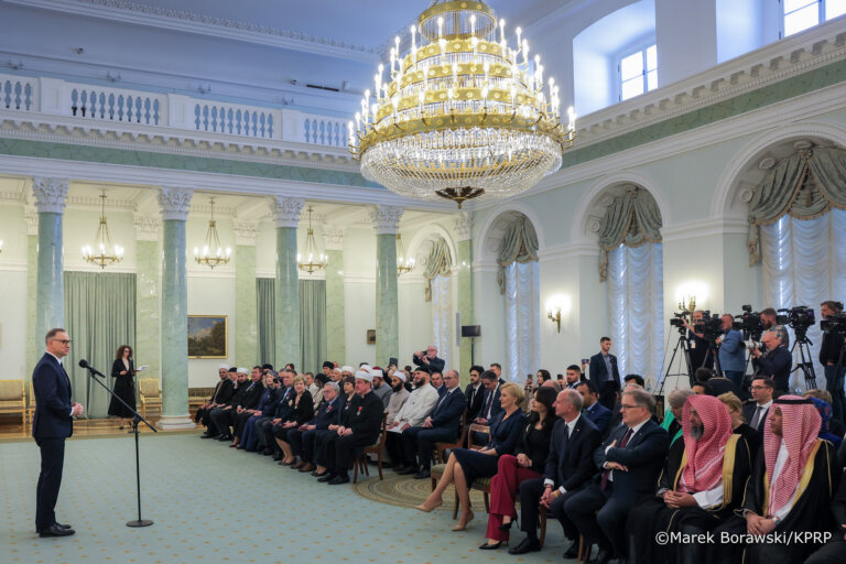 Zobowiązujemy się do budowania Rzeczypospolitej opartej na szacunku, wolności wyznania i solidarności międzyludzkiej – powiedział przewodniczący Muzułmańskiego Związku Religijnego w RP mufti Tomasz Miśkiewicz. Muzułmański Związek Religijny w RP to najstarsza i najważniejsza organizacja polskich wyznawców islamu.