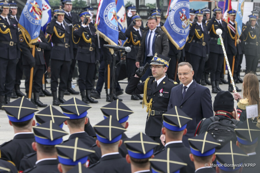 Prezydent Andrzej Duda podczas Centralnych Obchodów Dnia Strażaka wręczył awanse generalskie czterem oficerom Państwowej Straży Pożarnej oraz odznaczenia państwowe funkcjonariuszom PSP i druhom OSP. Zaapelował do rządu m.in. o opiekę nad strażakami i doposażanie ich w najnowocześniejszy sprzęt. Międzynarodowy Dzień Strażaka jest obchodzony 4 maja.