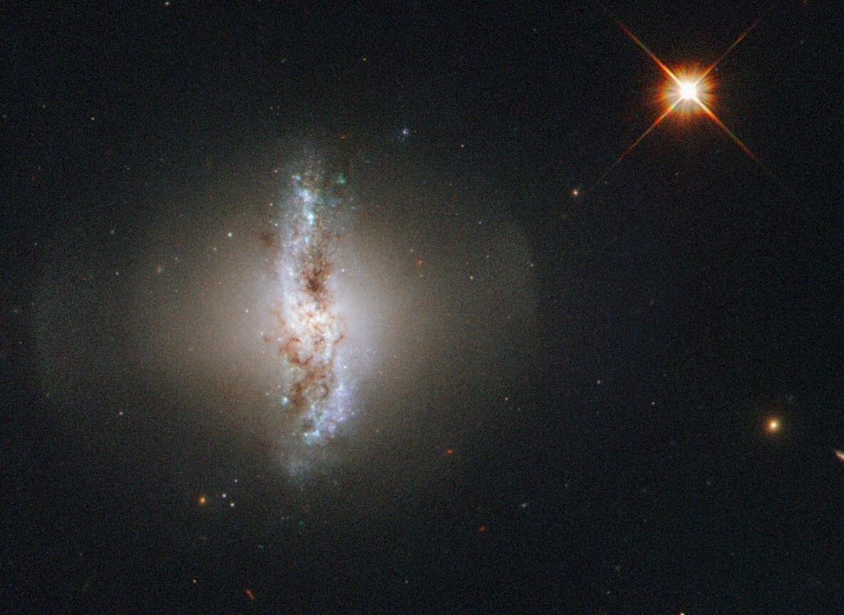 Teleskop Hubble'a uchwycił galaktykę soczewkowatą w gwiazdozbiorze Wieloryba