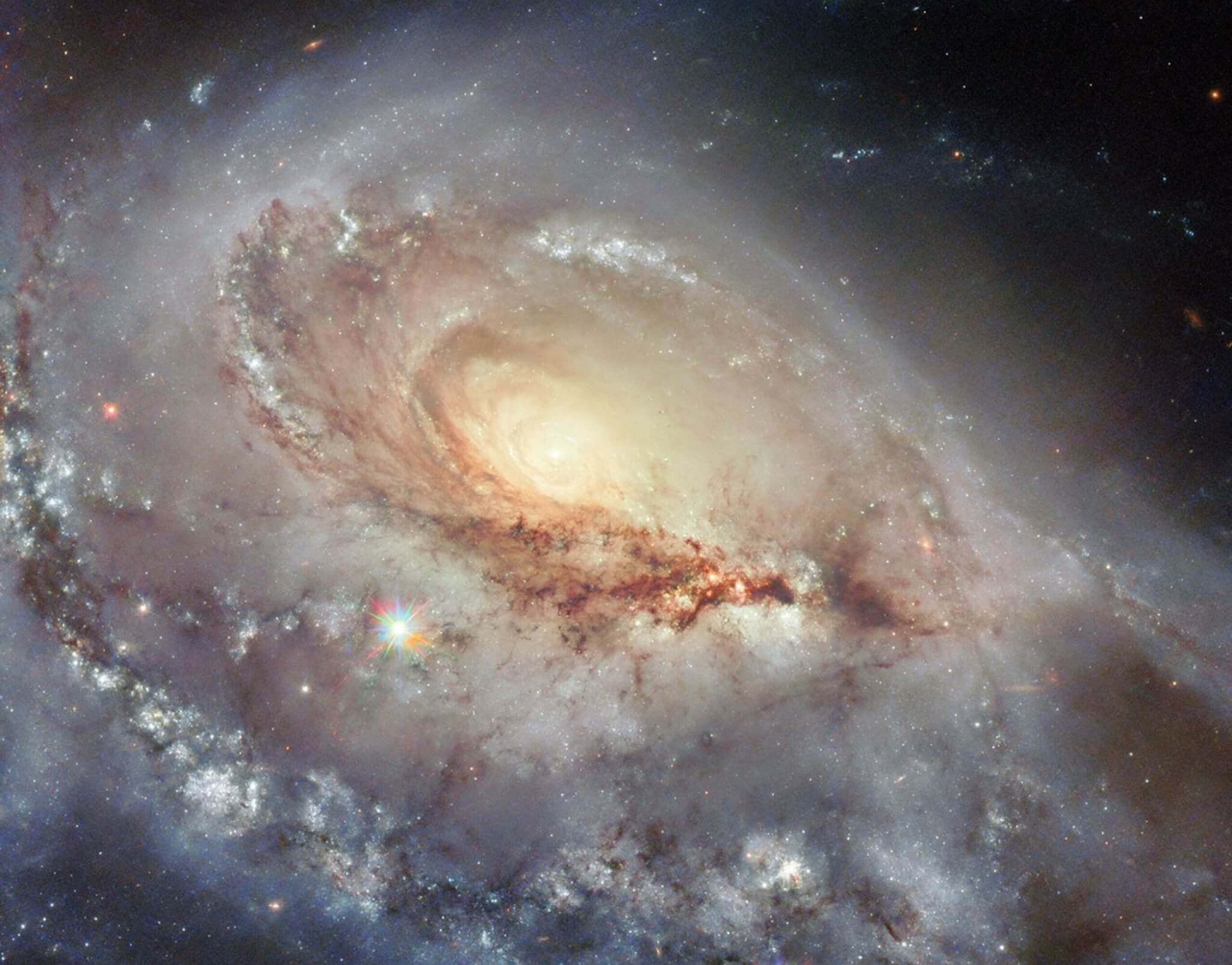 Astronomowie uchwycili galaktykę spiralną o niezwykłym kształcie w gwiazdozbiorze Żyrafy