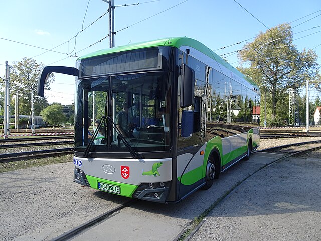 Problem z zakupem autobusów miejskich, które w razie kryzysu służyłyby do ewakuacji ludności polega na tym, że z jednej strony tabor powinien być przyjazny środowisku, a z drugiej zapewniać bezpieczeństwo - zaznaczył w rozmowie Marek Wójcik ze Związku Miast Polskich. Ekspert zwrócił uwagę na to, że w czasie kryzysu autobusy elektryczne daleko nie pojadą.
