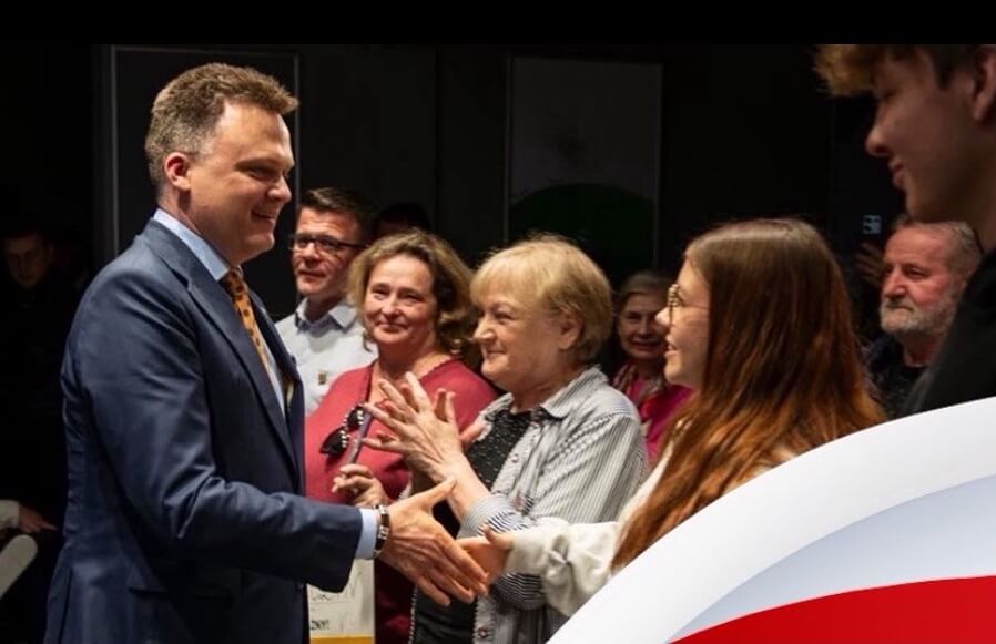 Rafał TRZASKOWSKI nie zwiększa swego poparcia, może przegrać — Szymon HOŁOWNIA