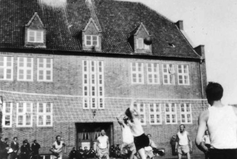 Dnia 28 maja 1945 roku żołnierze polskiej 1. Dywizji Pancernej wysiedlili wszystkich mieszkańców miasta Haren w zachodnich Niemczech. Urządzili w nim na ponad dwa lata swoje własne miasto, namiastkę Polski. Maczków miał polskiego burmistrza, szkoły, teatry, kino, stowarzyszenia i gazety.