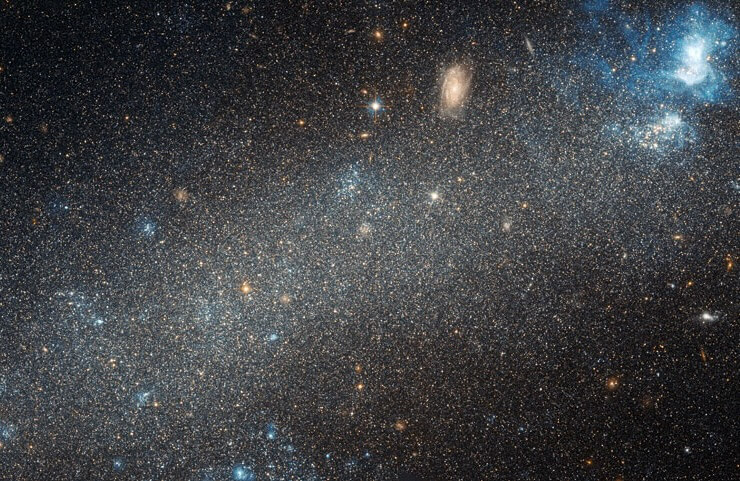 Teleskop Hubble'a uchwycił karłowatą galaktykę nieregularną w gwiazdozbiorze Żyrafy