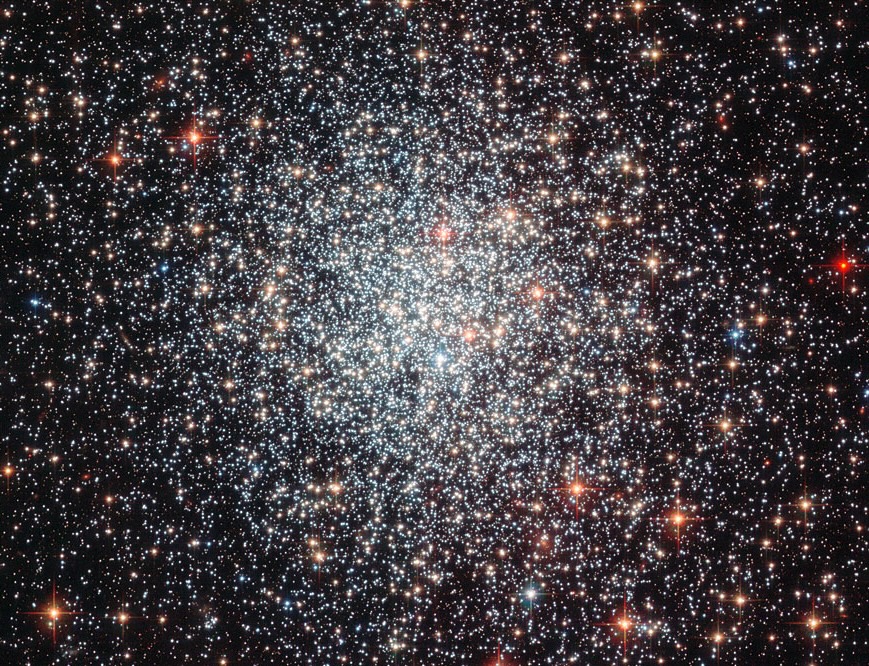 Teleskop Hubble’a zobrazował niezwykle młodą gromadę kulistą w gwiazdozbiorze Złotej Ryby