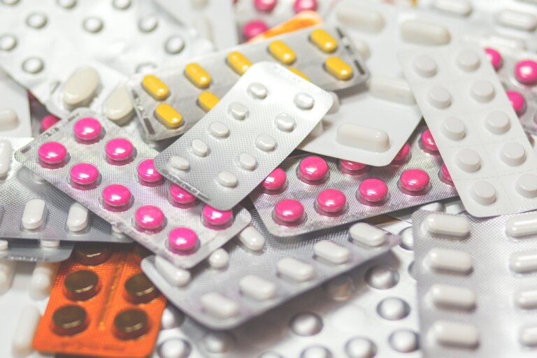 W sieci krążą fałszywe twierdzenia, że suplementy diety, m.in. leczą raka, pomagają w walce z depresją czy chronią przed wirusem HPV. Suplementy nie mają udowodnionej skuteczności w leczeniu chorób. Stosowane zamiast terapii mogą być niebezpieczne i powodować groźne interakcje z lekami.