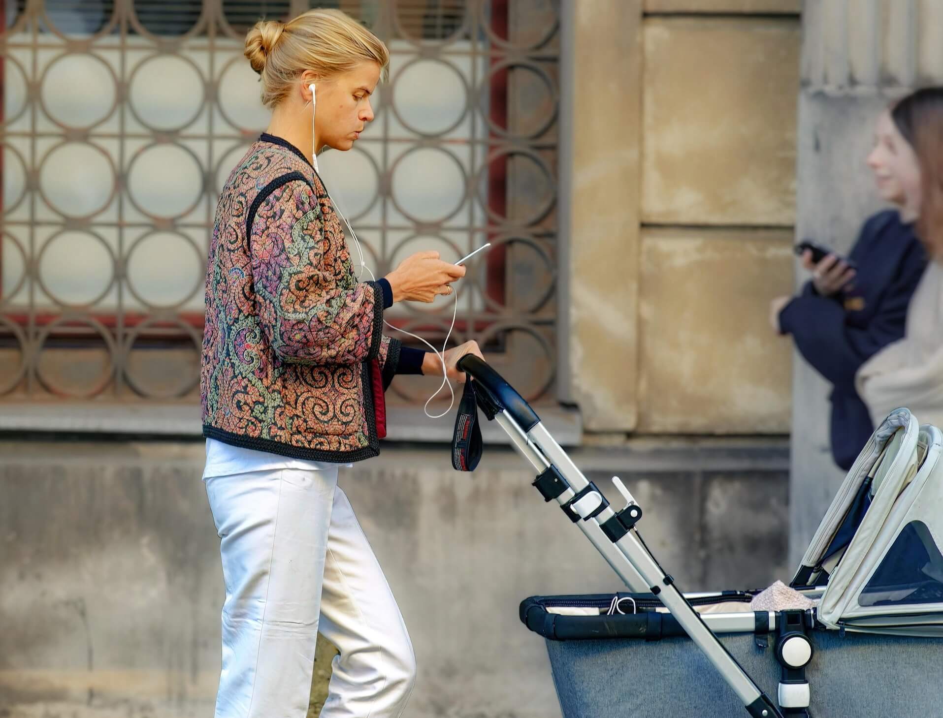 Obecność smartfona zaburza kontakty rodzica z dzieckiem