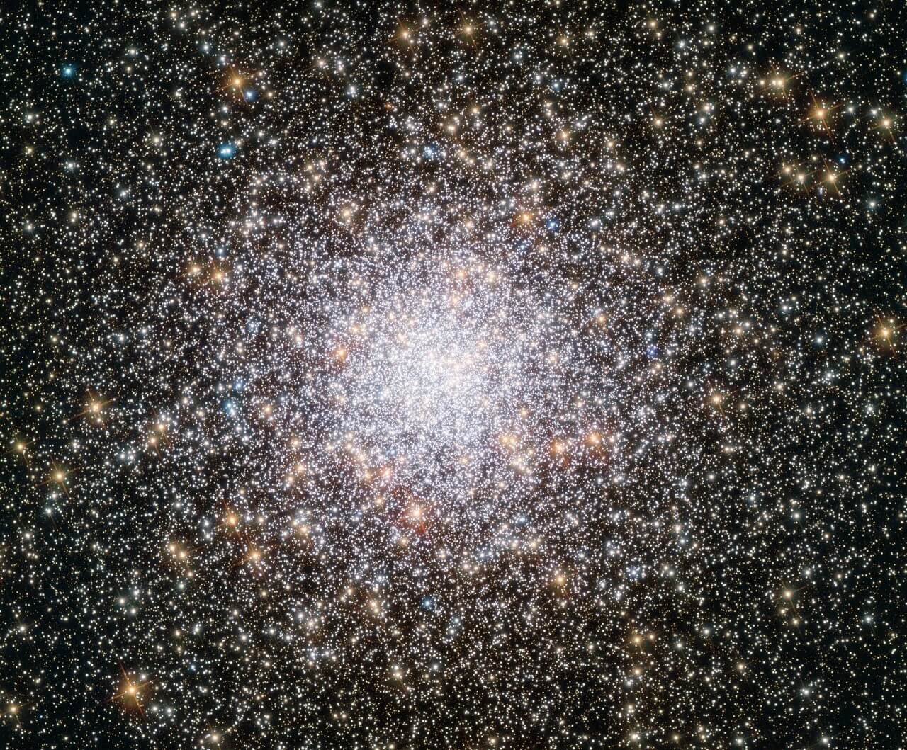 Teleskop Hubble'a uchwycił gromadę kulistą w gwiazdozbiorze Tukana