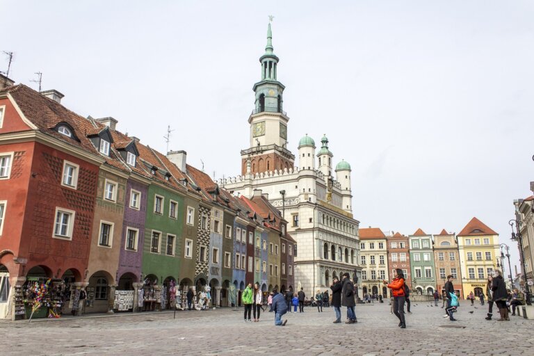 Każdy ma prawo do świętowania 1000-lecia koronacji pierwszego króla Polski – podkreślił prezydent Gniezna. Odnosząc się do poznańskiego muralu z wizerunkiem Chrobrego i napisu „Tutaj się wszystko zaczęło. Poznań 1025-2025” wskazał, że to „faktycznie przekłamanie”, bo koronacja odbyła się w Gnieźnie.