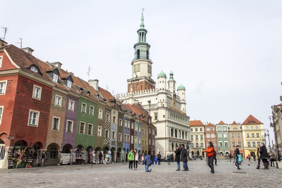 Każdy ma prawo do świętowania 1000-lecia koronacji pierwszego króla Polski – podkreślił prezydent Gniezna. Odnosząc się do poznańskiego muralu z wizerunkiem Chrobrego i napisu „Tutaj się wszystko zaczęło. Poznań 1025-2025” wskazał, że to „faktycznie przekłamanie”, bo koronacja odbyła się w Gnieźnie.