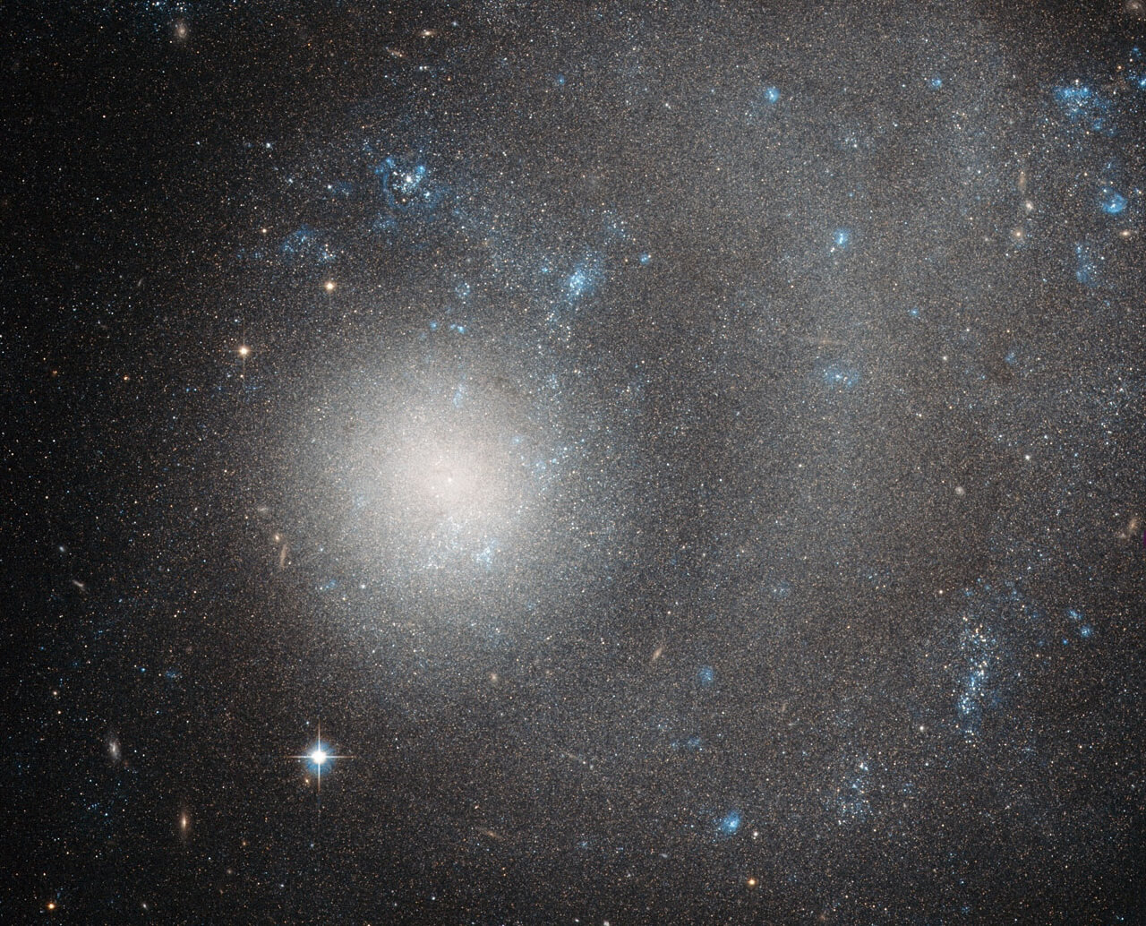 Teleskop Hubble'a uchwycił galaktykę karłowatą w gwiazdozbiorze Wielkiej Niedźwiedzicy