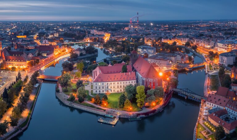 Antoni OPALIŃSKI: Wrocław. Piastowska twierdza na szlaku między światami