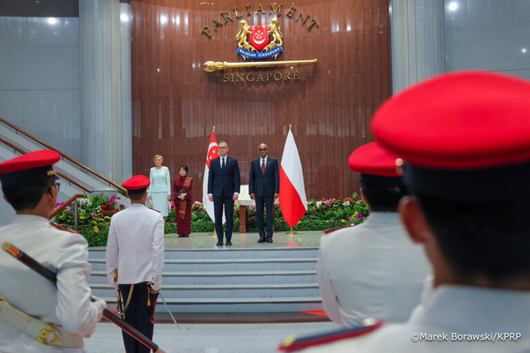 Singapur patrzy na Unię Europejską m.in. przez pryzmat Polski, widzi poprzez Polskę duże możliwości rozwoju - oznajmił prezydent Andrzej Duda, który złożył wizytę w Singapurze. Przekazał, że rozmawiał z prezydentem Tharmanem Shanmugaratnamem m.in. o współpracy gospodarczej i inwestycjach.