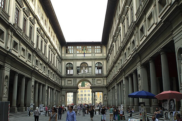 Dyrektor Galerii Uffizi we Florencji Simone Verde powiedział, że w obliczu tak zwanej nadmiernej turystyki, z jaką zmagają się włoskie miasta należy promować
