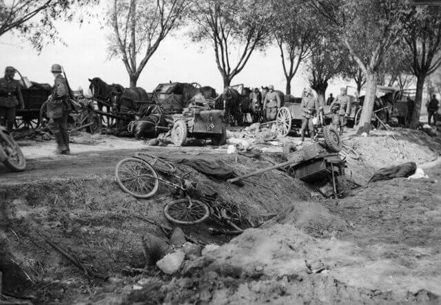 12 czerwca 1915 roku, gdy miał miejsce atak chlorem pod Bolimowem (Łódzkie) niemieccy żołnierze szturmujący rosyjskie okopy po przejściu fali trującego gazu, przerwali atak, aby udzielić pomocy konającym wrogom. Tę historię przypomina m. in. film pt. „Obłoki śmierci – Bolimów 1915”.