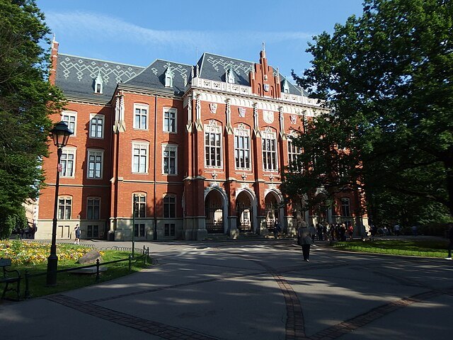 Uniwersytet Jagielloński znalazł się na 395. miejscu w rankingu The Center for World University Rankings (CWUR). Za nim jest Uniwersytet Warszawski – na 427. pozycji, dalszą pozycję - 627 zajęła Akademia Górniczo-Hutnicza w Krakowie. Czołówkę zdominowali Amerykanie, z Harvard University na czele.