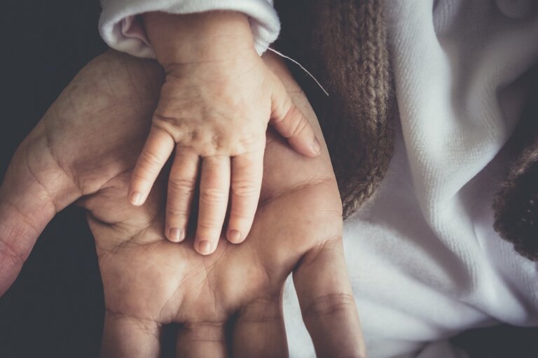 Ojcostwo to niemałe wyzwanie, ale i źródło satysfakcji - obserwowanie pierwszych kroków i uśmiechów, wspólna zabawa, bliskość i relacja - powiedział psycholog dr Kamil Janowicz z Uniwersytetu SWPS. Dodał, że zaangażowany tata jest dla dziecka tak samo wartościowym rodzicem jak mama.