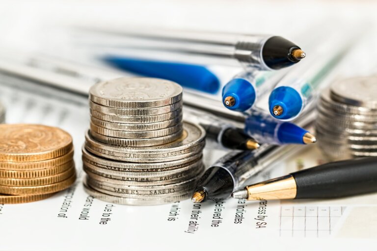 W 2024 roku na całym świecie było prawie 23,5 mln osób (23 413 200), których majątek netto w środkach płynnych szacuje się na co najmniej 1 mln dolarów (HNWI) - wynika z opublikowanego raportu firmy doradczej Capgemini. Europa staje się biedniejsza, ale Ameryka rośnie w siłę, a dowodem jest, że najwięcej milionerów było w roku 2024 w USA - prawie 8 mln (7,956 mln).