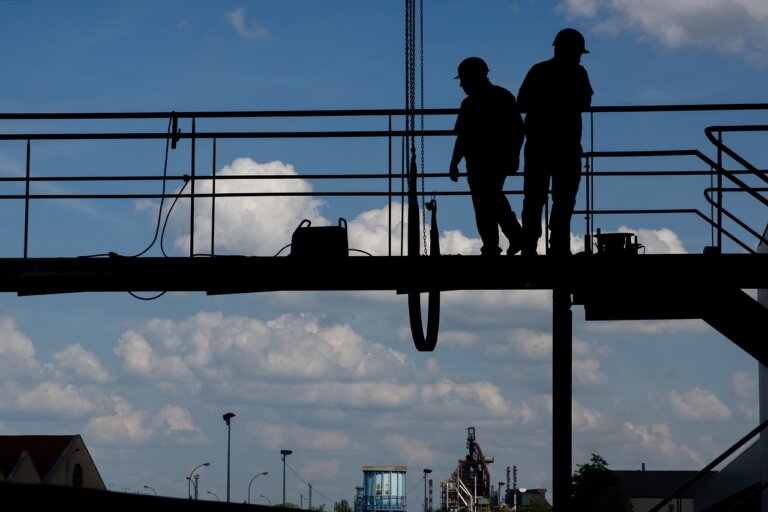 Mimo wysokich kosztów pracy 81 proc. firm planuje utrzymać zatrudnienie, a 91 proc. wynagrodzenia – wynika z majowego badania Polskiego Instytutu Ekonomicznego (PIE). Jednocześnie 11 proc. firm chce zatrudnić więcej osób, a 8 proc. zwiększyć płace w ciągu trzech miesięcy - wskazano.
