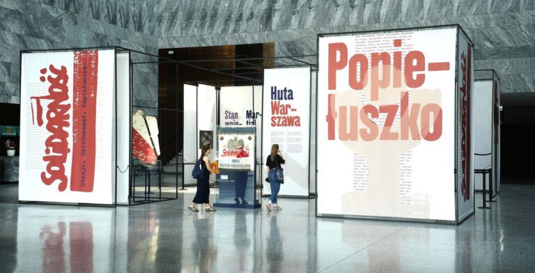 W cieniu stalowych konstrukcji warszawskiej Huty rodziła się wolność. Nowa wystawa Muzeum Historii Polski „Strajk. Solidarność. Popiełuszko” przypomina jeden z najważniejszych strajków lat 80. i postać księdza Jerzego Popiełuszki – kapelana Solidarności, który stał się symbolem walki o godność i prawa człowieka. To historia, która wciąż porusza i inspiruje.