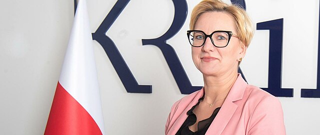 Dotychczasowa wiceprzewodnicząca Krajowej Rady Radiofonii i Telewizji, dziennikarka, politolog Agnieszka Glapiak została przewodniczącą KRRiT. Jest kojarzona m.in. z „aferą zegarkową” w MON oraz z ujawnieniem przez Mariusza Błaszczaka fragmentu planu obrony kraju.