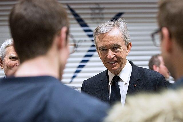 Właściciel koncernu LVMH Bernard Arnault powiedział „Wall Street Journal”, że naciska na europejskich przywódców, by zawarli porozumienie handlowe z USA. Według gazety najbogatszy europejski miliarder zachęcał do przyjęcia warunków podobnych do tych, które USA zawarły z Japonią.