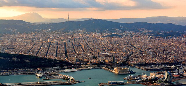 Barcelona zdecydowała o zamknięciu w miejscowym porcie dwóch z siedmiu terminali dla statków wycieczkowych. W ten sposób chcą ograniczyć masowy napływ turystów do tego jednego z najpopularniejszych miejsc na świecie, jakim jest stolica Katalonii.