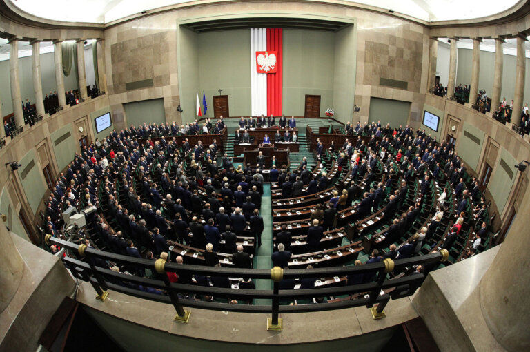 Jaki był najdłuższy czas trwania rządów w III RP? Pierwszym rządem III RP, który przetrwał pełne cztery lata kadencji Sejmu, był gabinet Jerzego Buzka (1997–2001), który rządził 1449 dni. Kolejny raz podobna sytuacja miała miejsce dopiero po dekadzie, gdy rząd Donalda Tuska utrzymał się 1461 dni. Liczba członków rządów III RP wahała się od 16 do 27.