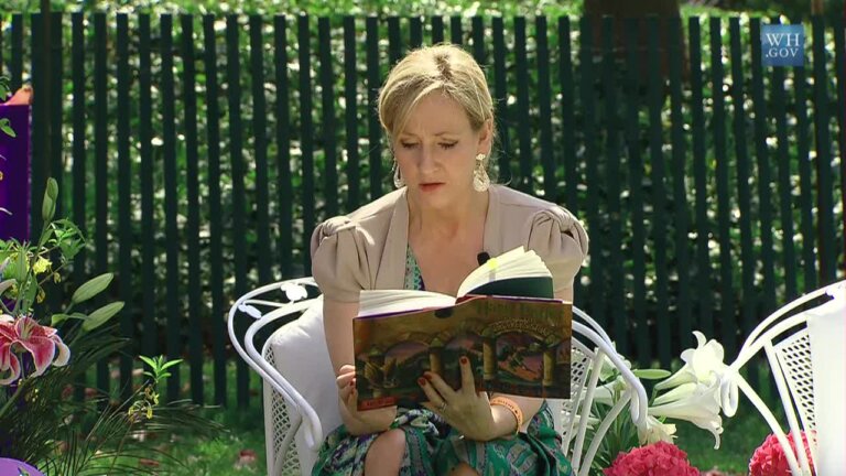 31 lipca 1965 roku urodziła się JK Rowling - Joanne Kathleen Rowling – brytyjska pisarka, scenarzystka i producentka, autorka bestsellerowej serii książek o Harrym Potterze. Chciałam zostać pisarką, odkąd tylko dowiedziałam się, że istnieje taki zawód – wspominała w rozmowie z „The Sunday Times”.